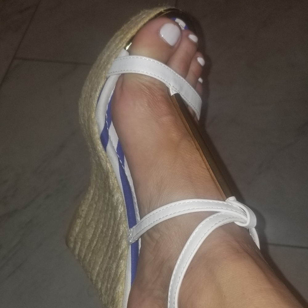 size 8.5 BUT it fits a 9 ! Too big 4 me.